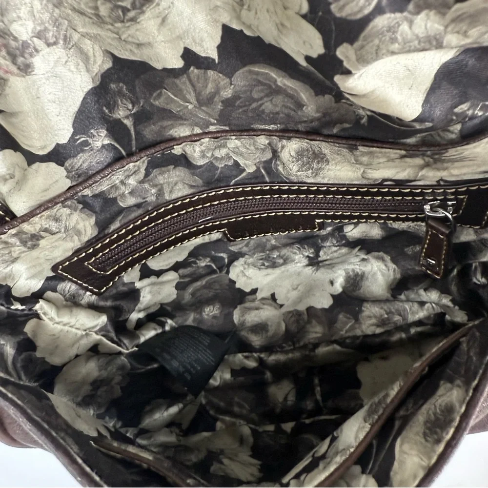 Ted Baker leather shoulder bag w/silver hardware and a lobster clasp closure